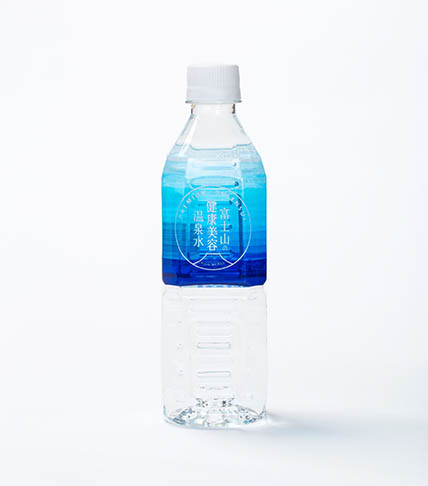 ペットボトルに入った水の商品写真
