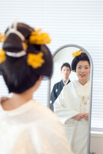 横浜のブライダルカメラマンが撮影した支度部屋の新郎新婦の写真
