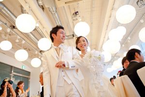 横浜の出張カメラマンが撮影した新郎新婦入場の写真