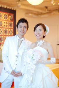 横浜のブライダルカメラマンが撮影した笑顔の新郎新婦の写真