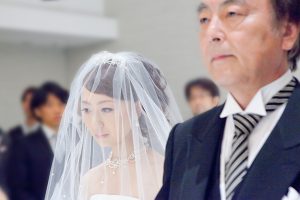 ブライダルカメラマンが撮影したヴァージンロードを歩く新婦と父の写真