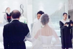 ブライダルフォトグラファーが撮影した新婦と父、新郎の写真