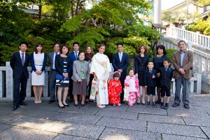 プロカメラマンが横浜の伊勢山皇大神宮に出張して撮影した七五三記念の家族の集合写真