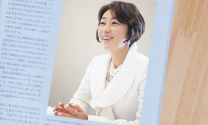 横浜のプロカメラマンが撮影した女性キャスターのインタビュー写真