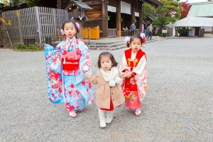 松岡伸一が撮影したあいちゃんももちゃんはなちゃんのトリプル七五三写真