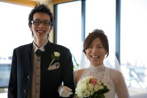 ブライダルフォトグラファーが撮影した新郎新婦の笑顔の写真