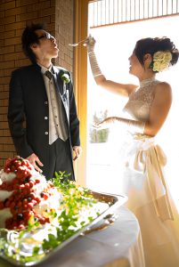 ブライダルフォトグラファーが撮影した結婚パーティーでの新郎新婦の写真