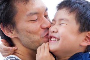 たまプラーザ駅前の写真館で撮影されたパパと息子の写真