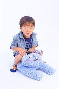 ぬいぐるみで遊ぶ男の子の写真