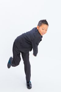 家族写真館で撮影された男の子が遊んでいる写真