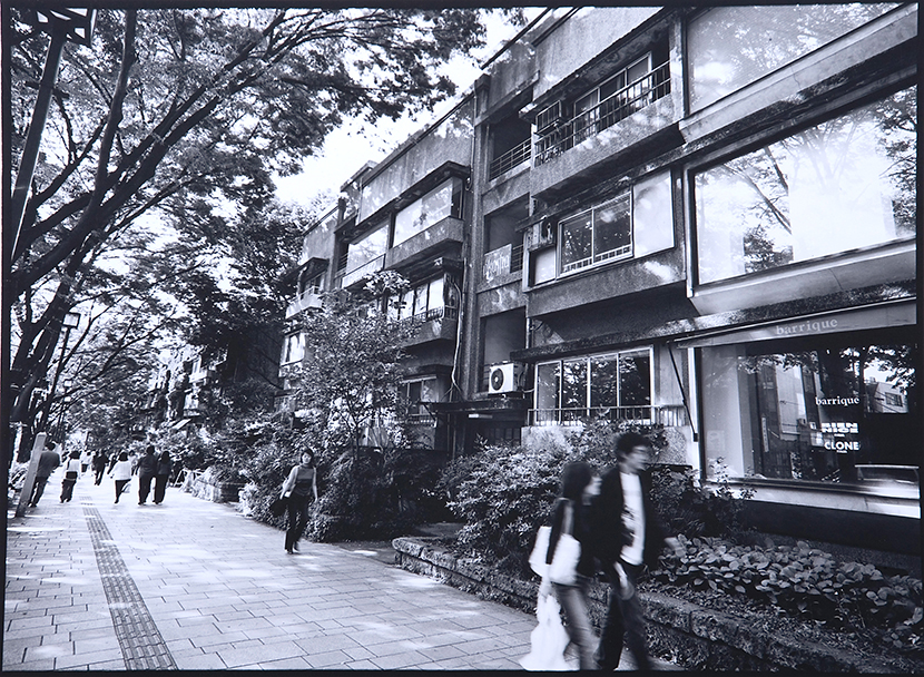 横浜の写真家が撮影した同潤会アパートありし日の表参道のモノクロ写真