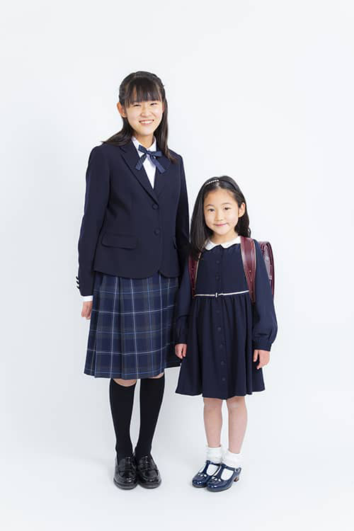 小学校入学と中学校に新入学の姉妹の記念写真