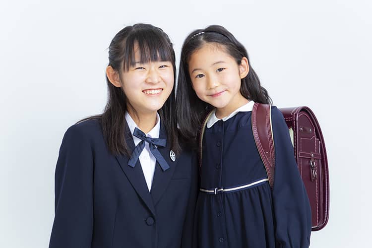 東急田園都市線たまプラーザ駅前の家族写真館で撮影された新入学記念の姉妹の写真
