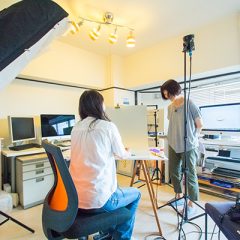 横浜市の写真スタジオでハンドメイド作品の物撮りをしている模様