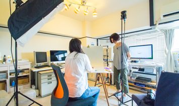横浜市の写真スタジオでハンドメイド作品の物撮りをしている模様
