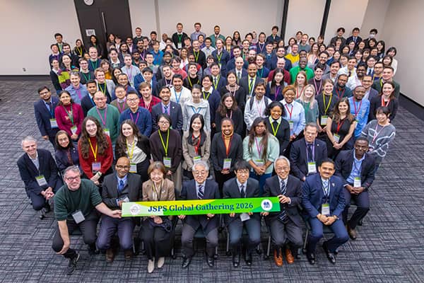 学術シンポジウムの集合写真